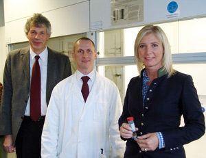 Das Foto zeigt, wie sich Ministerin Ulrike Scharf zusammen mit LGL-Präsident Dr. Andreas Zapf bei Dr. Magnus Jezussek, Leiter des Erlanger Rückstandslabors für Pflanzenschutzmittel, über die praktische Arbeit in den Laboren informiert. 