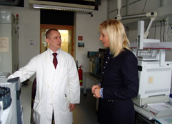 Das Foto zeigt Frau Scharf im Gespräch mit Dr. Jezussek im Labor.