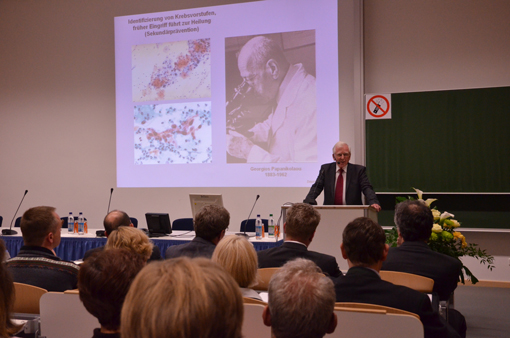 Prof. Dr. Harald zur Hausen spricht im Hörsaal des LGL in München über Humane Papillomviren und die Entwicklung der Impfung zur Prävention von Gebärmutterhalskrebs-Vorstufen.