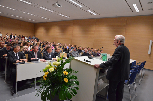 Prof. Dr. Harald zur Hausen referiert im vollbesetzten Hörsaal des LGL in München.