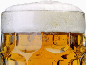 Biergefüllltes Glas mit Schaumkrone