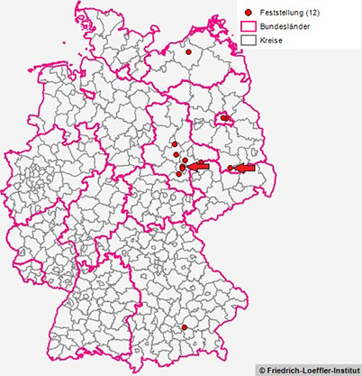 Das Diagramm zeigt eine Deutschlandkarte mit roten Punkten an den Orten mit nachgewiesenen WNV-Infektionen bei Vogel und Pferd