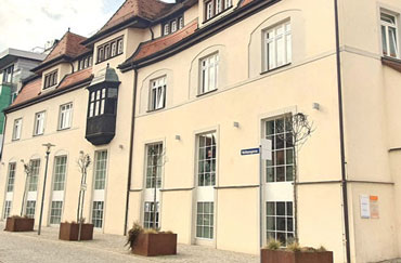 Vorderansicht des Dienstgebäudes des LG  in Schwabach