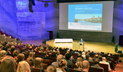 Das Foto zeigt einen Blick in den Audimax der Universität Regensburg während der Eröffnungsveranstaltung.