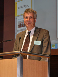 Auf einem Foto sieht man den Präsidenten des LGL, Dr. Andreas Zapf, hinter dem Rednerpult während seiner Begrüßungsrede zur Eröffnung des Kongresses.