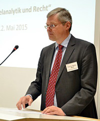 Das Foto zeigt den Direktor der Forschungsstelle für Deutsches und Europäisches Lebensmittelrecht der Universität Bayreuth (FLMR), Prof. Dr. Markus Möstl, bei seiner Begrüßungsrede.