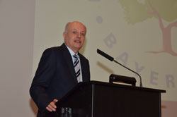 Person am Rednerpult