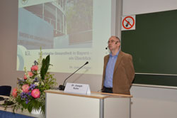 Person am Rednerpult