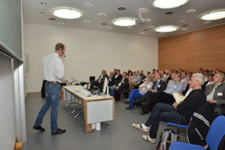 Publikum und Vortragender während eines Vortrags