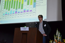 Person am Rednerpult