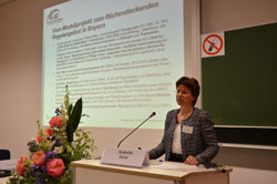 Person am Rednerpult