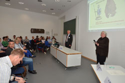 Publikum und Vortragende während eines Vortrags