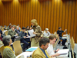Foto: Blick auf Seminarteilnehmer mit Referentin im Hörsaal