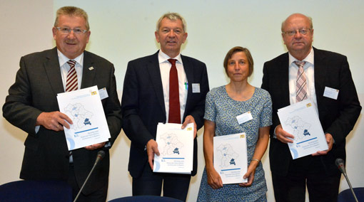 Gruppenfoto, Personen siehe Abbildungsunterschrift.