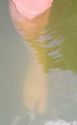 Foto eines Fußes im Wasser