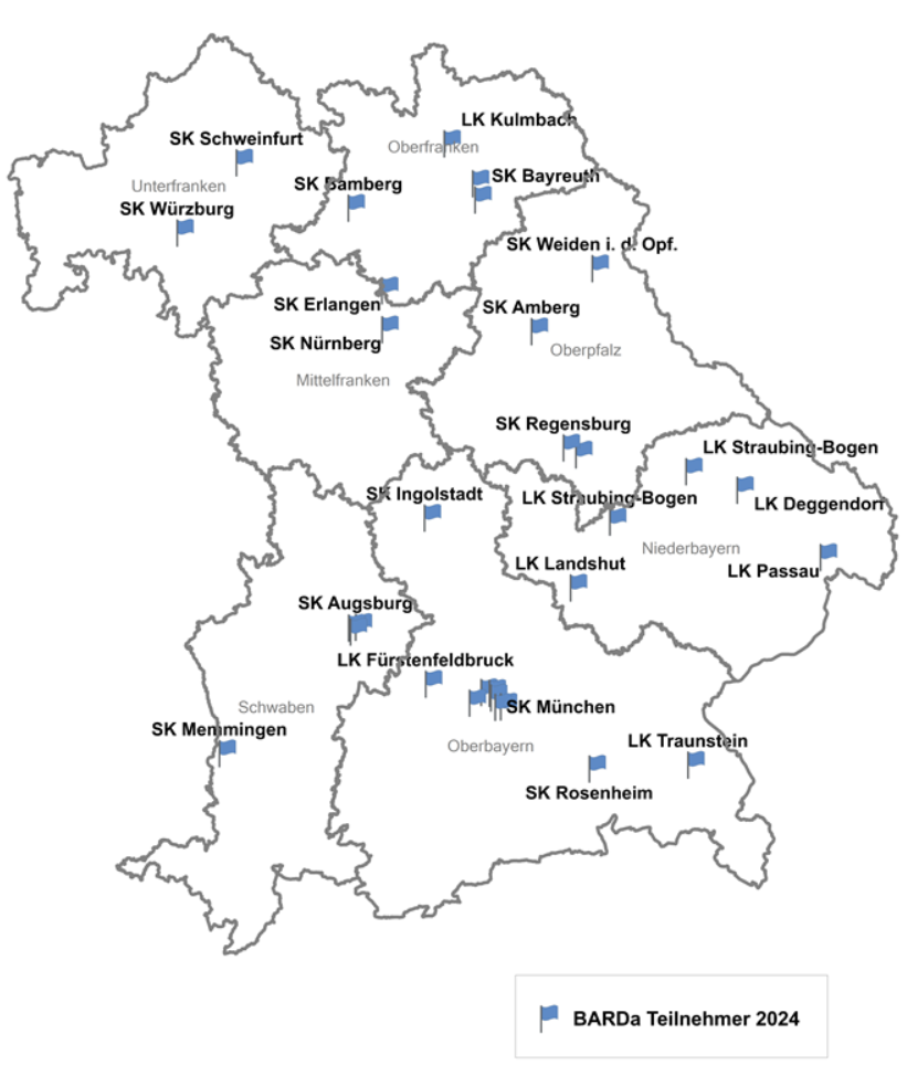 Zu sehen ist eine Bayernkarte, die Standorte der BARDa-Teilnehmer sind mit blauen Fähnchen markiert.
