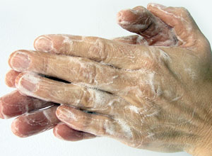 eingeseifte Händen beim Waschen