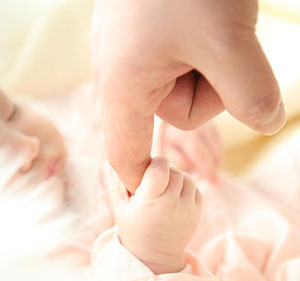 Foto: Babyhand umgreift Finger der Mutter