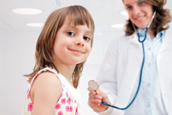 Foto eines Kindes zusammen mit einer Ärztin