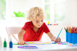 Foto eines Kindes, das malt