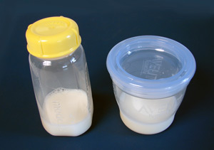 Muttermilch in Plastikgefäßen