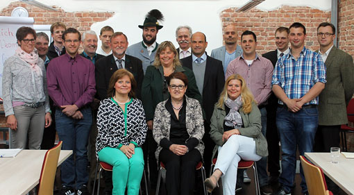 Das Gruppenfoto zeigt die Kursteilnehmer mit LGL-Vizepräsident Dr. Dr. Markus Schick sowie Frau Friederike Ott (vorne, 2.v.l.) und Dr. Ulrich Blüml (Mitte, 3.v.l.) von der AGL.