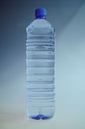Das Bild zeigt eine PET-Kunststoffflasche