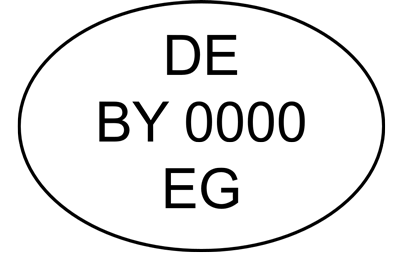 In einem querliegenden Oval mit schwarzem Rahmen befinden sich in der ersten Zeile die Buchstaben „DE“ als Abkürzung für Deutschland, in der zweiten Zeile die Buchstaben „BY“ als Abkürzung für das Bundesland Bayern, dann die Zahlen-Folge „0000“ als anonymisiertes Beispiel für den betriebseigenen Zahlencode des Herstellerbetriebs. In der dritten Zeile stehen die Buchstaben „EG“ als Abkürzung für die Europäische Wirtschaftsgemeinschaft