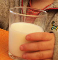 Ausschnitt eines Fotos: Glas mit Milch