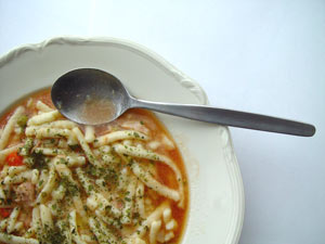 Teller mit Suppe und Löffel