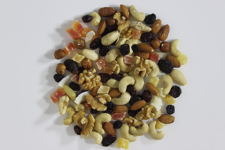 Das Bild zeigt verschiedene Nüsse gemischt mit verschiedenen Trockenfrüchten