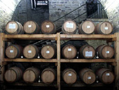 Weinfässer lagern auf einem Holzgestell