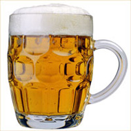 Die Abbildung zeigt einen gläsernen Krug gefüllt mit Bier mit einer Schaumkrone