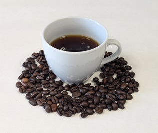 Geröstete entkoffeinierte Kaffeebohnen und ein daraus zubereiteter Kaffeeaufguss