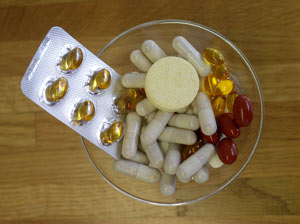 Glasschälchen mit unterschiedlichen Pillen und Tabletten