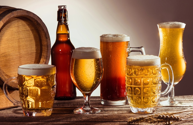 Bier in Flaschen, Gläsern und Faß.
