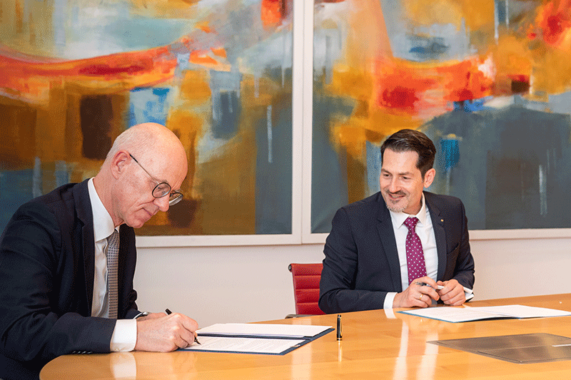 LGL-Präsident Walter Jonas (l.) und TUM-Präsident Prof. Thomas F. Hofmann haben den Vertrag unterzeichnet.