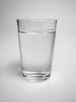 Glas mit klarem stillem Wasser