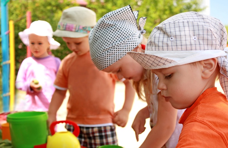 Mehrere spielende Kinder.

