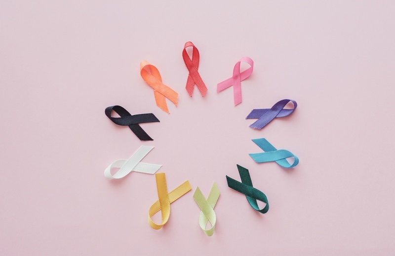 Bunte Schleifen symbolisch für Krebs.