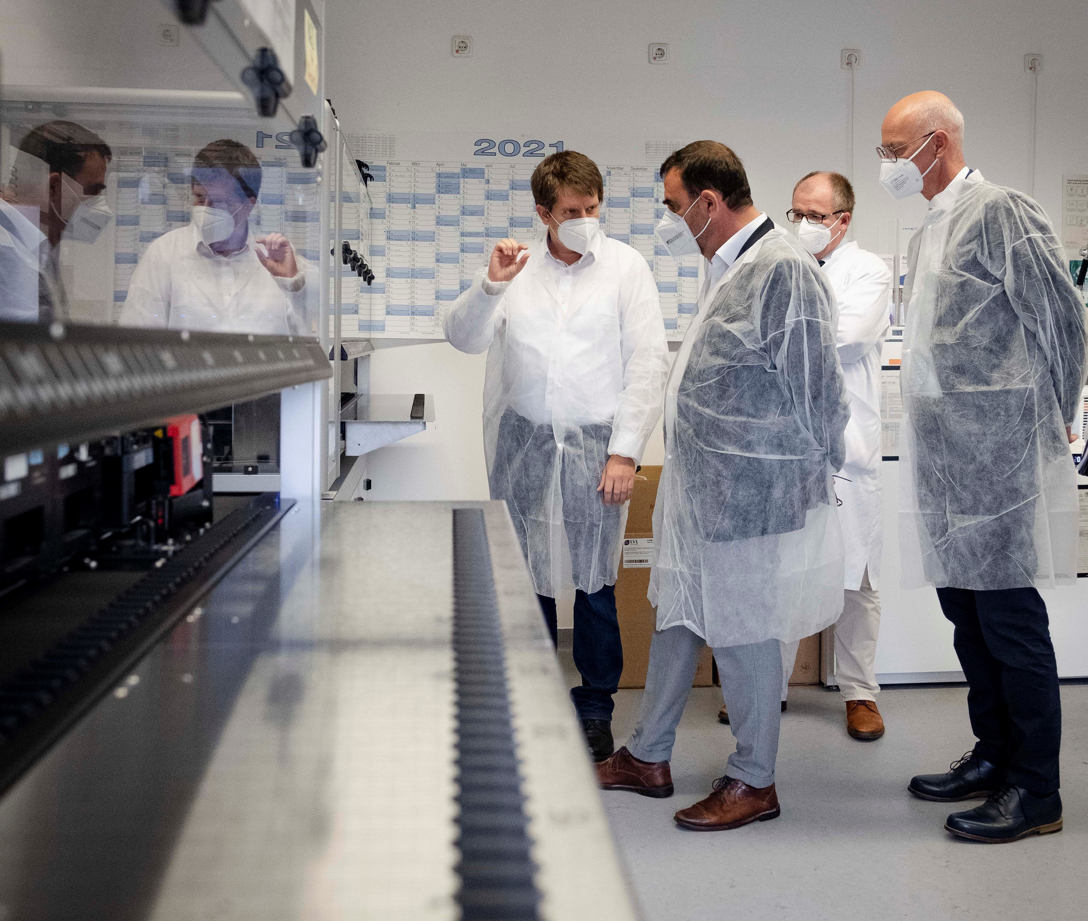 Staatsminister Klaus Holetschek bei der Besichtigung des Corona-Diagnostiklabors im LGL. 
(v.l.n.r.: Dr. Nikolaus Ackermann, StM Klaus Holetschek, Prof. Dr. Dr. Andreas Sing, LGL-Präsident Walter Jonas)
Quelle: LGL