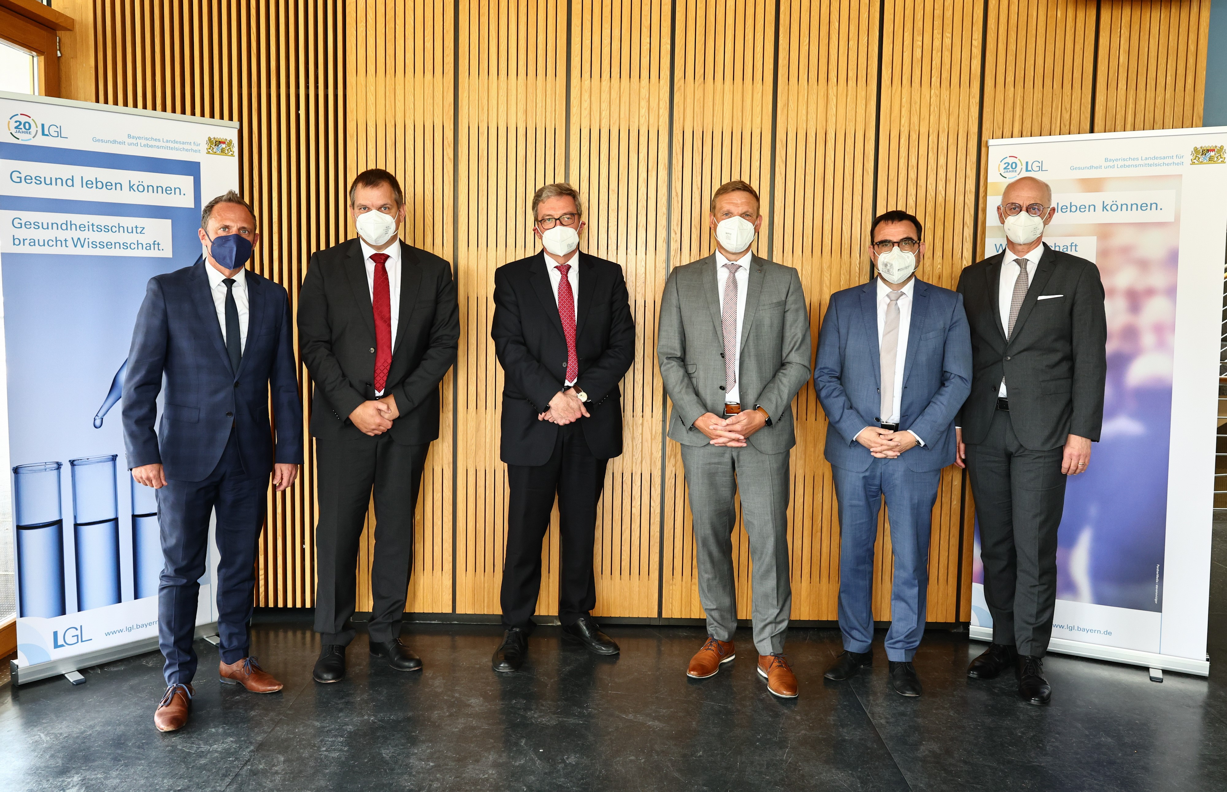 Amtsübergabe an den neuen LGL-Präsidenten: (v.l.n.r.) Staatsminister für Umwelt und Verbraucherschutz (StMUV) Thorsten Glauber, LGL-Präsident Prof. Dr. Christian Weidner, Leitender Ministerialrat Prof. Bernhard Liebl (LGL), Bürgermeister der Stadt Erlangen Jörg Volleth, Staatsminister für Gesundheit und Pflege (StMGP) Klaus Holetschek, ehemaliger LGL-Präsident Walter Jonas. (Quelle: LGL, Alexander Harand)