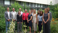 Starten gemeinsam das Projekt Regensburger Stimmtraining: (v.l.n.r.) Prof. Dr. Sven Hilbert (UR), Dr. Christian Gegner (UR), Prof. Dr. Caroline Herr (LGL), Dr. Wieland Kranich (UR), Prof. Dr. Anita Schilcher (UR), Dr. Sarah Becker (AMIS-Bayern), Jonas Trautner (UR), Dr. Meike Sons (AMIS-Bayern), Victoria Heumann (AMIS-Bayern), Marina Giglberger (UR), Prof. Dr. Brigitte Kudielka (UR), Prof. Dr. Stefan Wüst (UR) (Quelle: LGL)