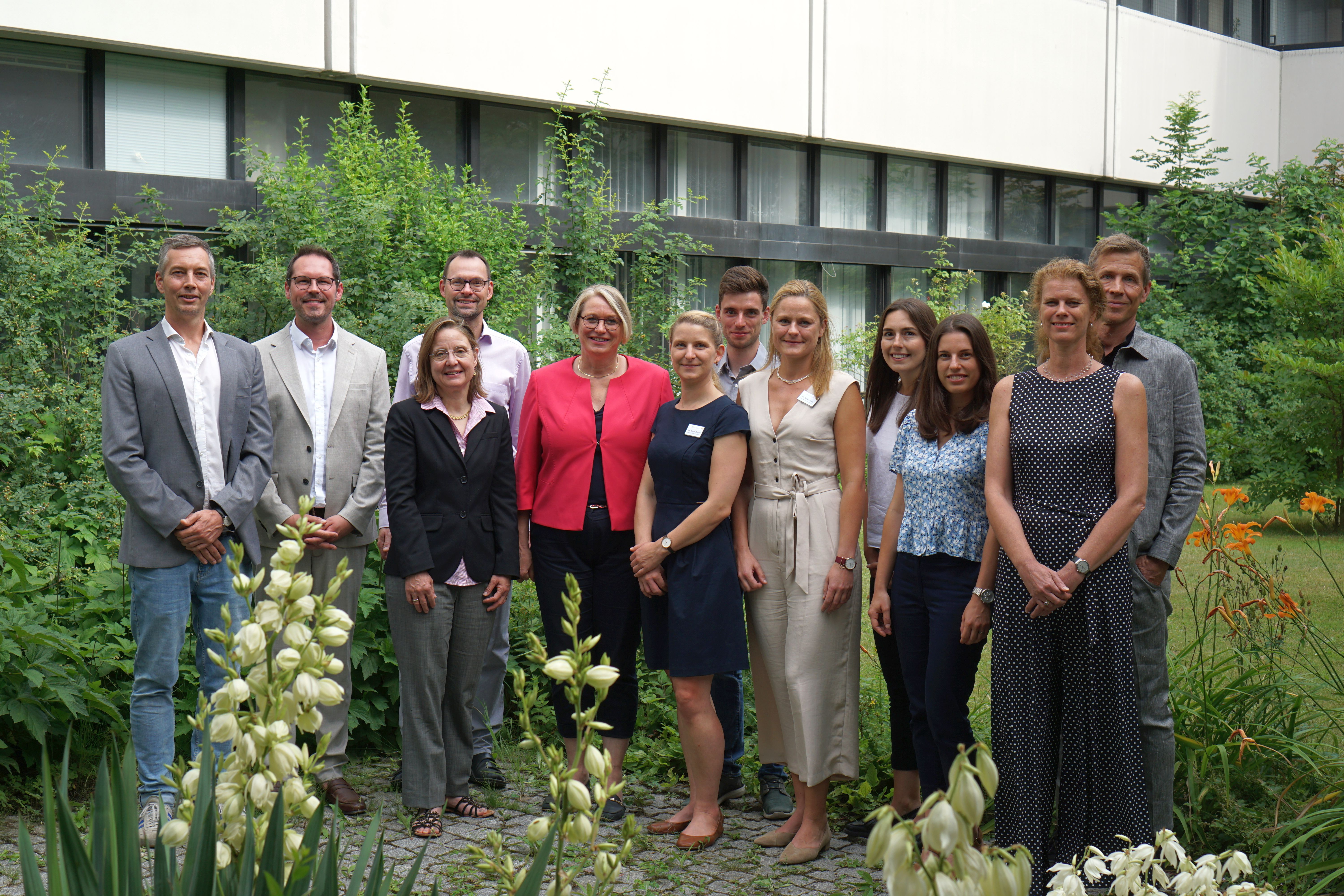 Starten gemeinsam das Projekt Regensburger Stimmtraining: (v.l.n.r.) Prof. Dr. Sven Hilbert (UR), Dr. Christian Gegner (UR), Prof. Dr. Caroline Herr (LGL), Dr. Wieland Kranich (UR), Prof. Dr. Anita Schilcher (UR), Dr. Sarah Becker (AMIS-Bayern), Jonas Trautner (UR), Dr. Meike Sons (AMIS-Bayern), Victoria Heumann (AMIS-Bayern), Marina Giglberger (UR), Prof. Dr. Brigitte Kudielka (UR), Prof. Dr. Stefan Wüst (UR) (Quelle: LGL)