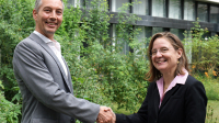 Freuen sich auf die Zusammenarbeit im Zuge des Projekts Regensburger Stimmtraining: Prof. Dr. Sven Hilbert (Prodekan der Fakultät für Humanwissenschaften) und Prof. Dr. Caroline Herr (Mitglied der Amtsleitung am Bayerischen Landesamt für Gesundheit und Lebensmittelsicherheit) (Quelle: LGL)