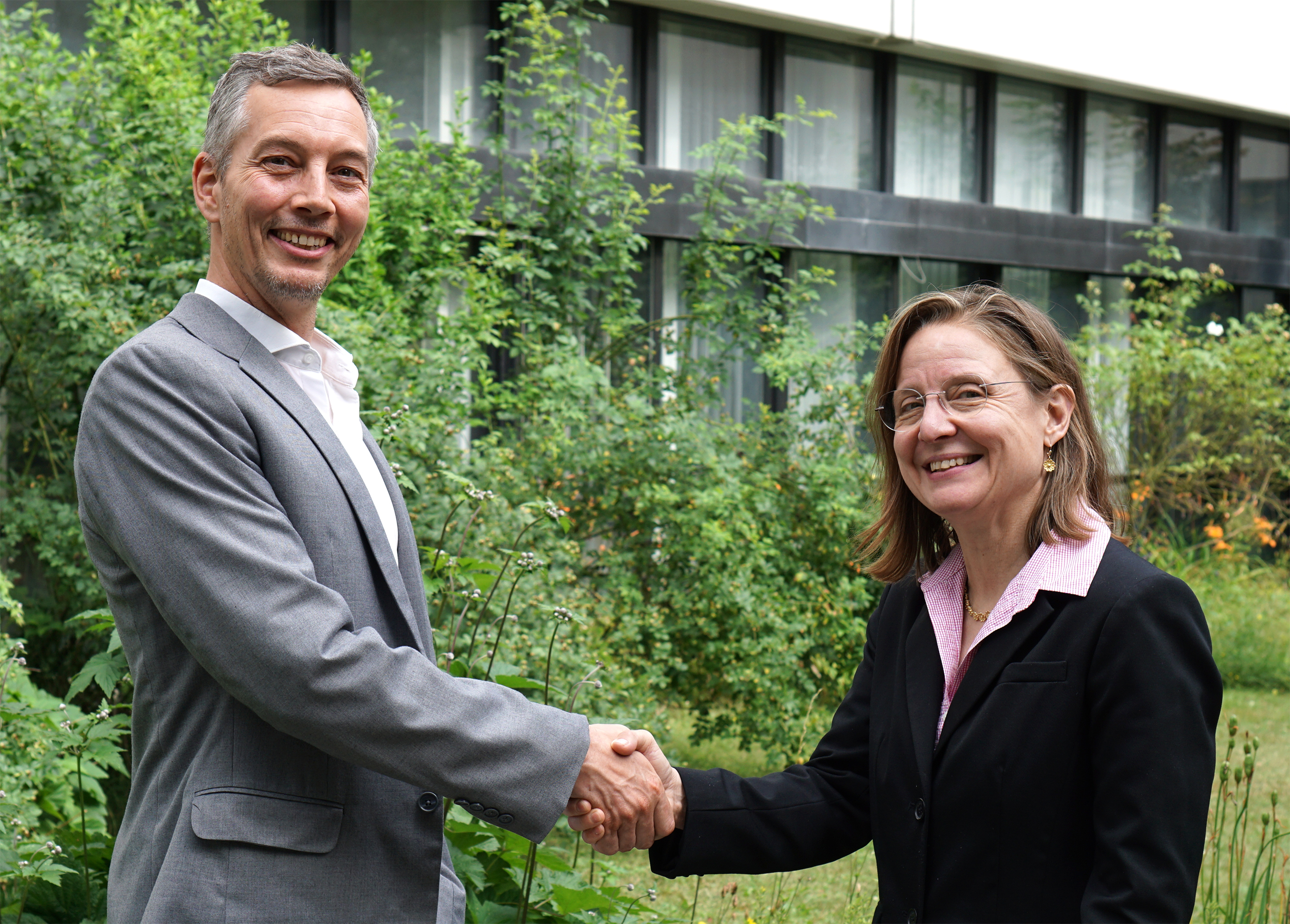 Freuen sich auf die Zusammenarbeit im Zuge des Projekts Regensburger Stimmtraining: Prof. Dr. Sven Hilbert (Prodekan der Fakultät für Humanwissenschaften) und Prof. Dr. Caroline Herr (Mitglied der Amtsleitung am Bayerischen Landesamt für Gesundheit und Lebensmittelsicherheit) (Quelle: LGL)