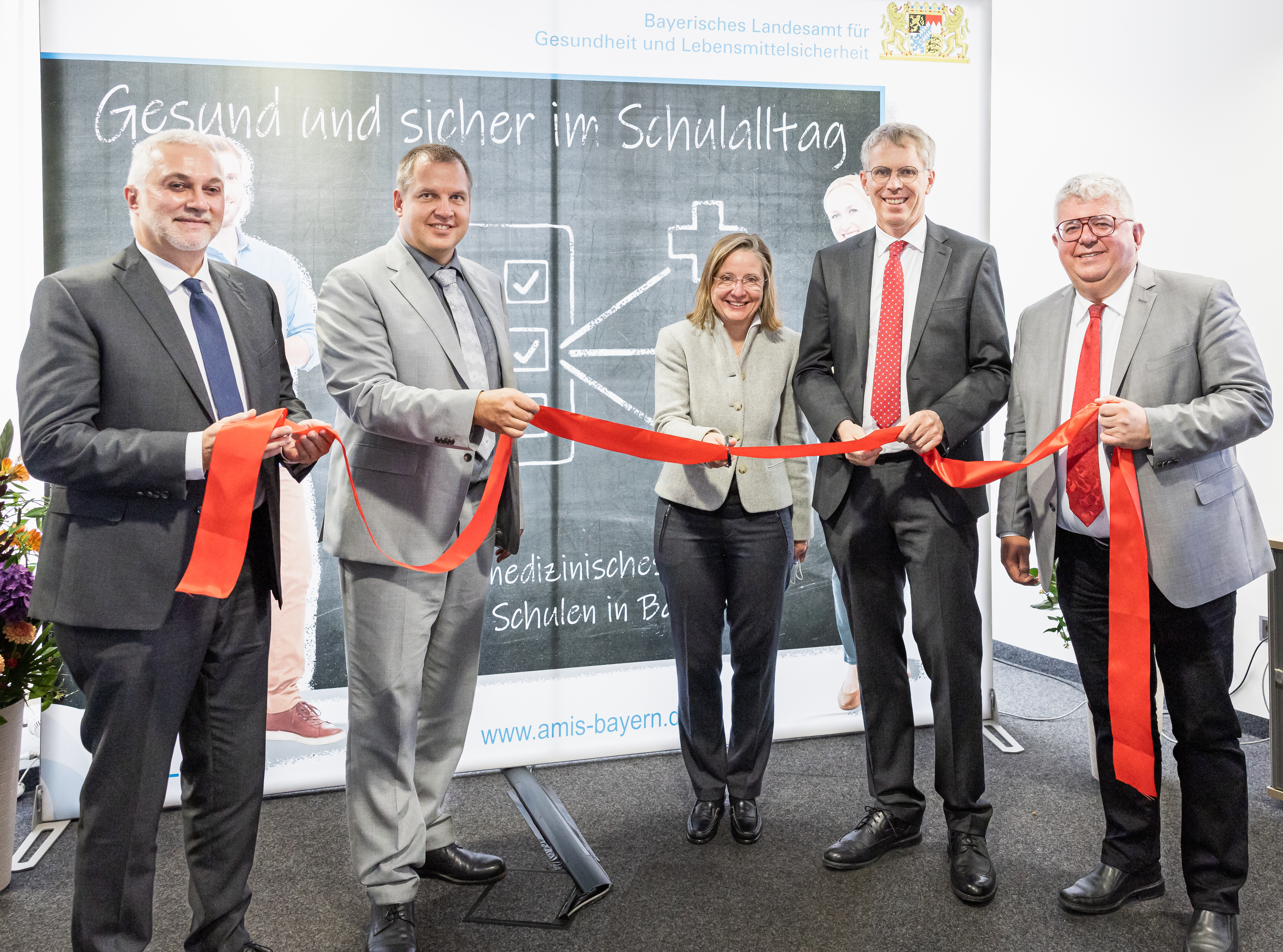 Freude bei den Teilnehmenden der Eröffnung von AMIS-Bayern am LGL: (v.l.n.r.) Stefan Graf (Amtschef des StMUK), Prof. Dr. Christian Weidner (Präsident des LGL), Prof. Dr. Caroline Herr (Leiterin des AMIS-Bayern und Mitglied der LGL-Amtsleitung), Dr. Winfried Brechmann (Amtschef des StMGP) und Wolfgang Metzner (3. Bürgermeister der Stadt Bamberg).
Quelle: LGL / Alexander Harand