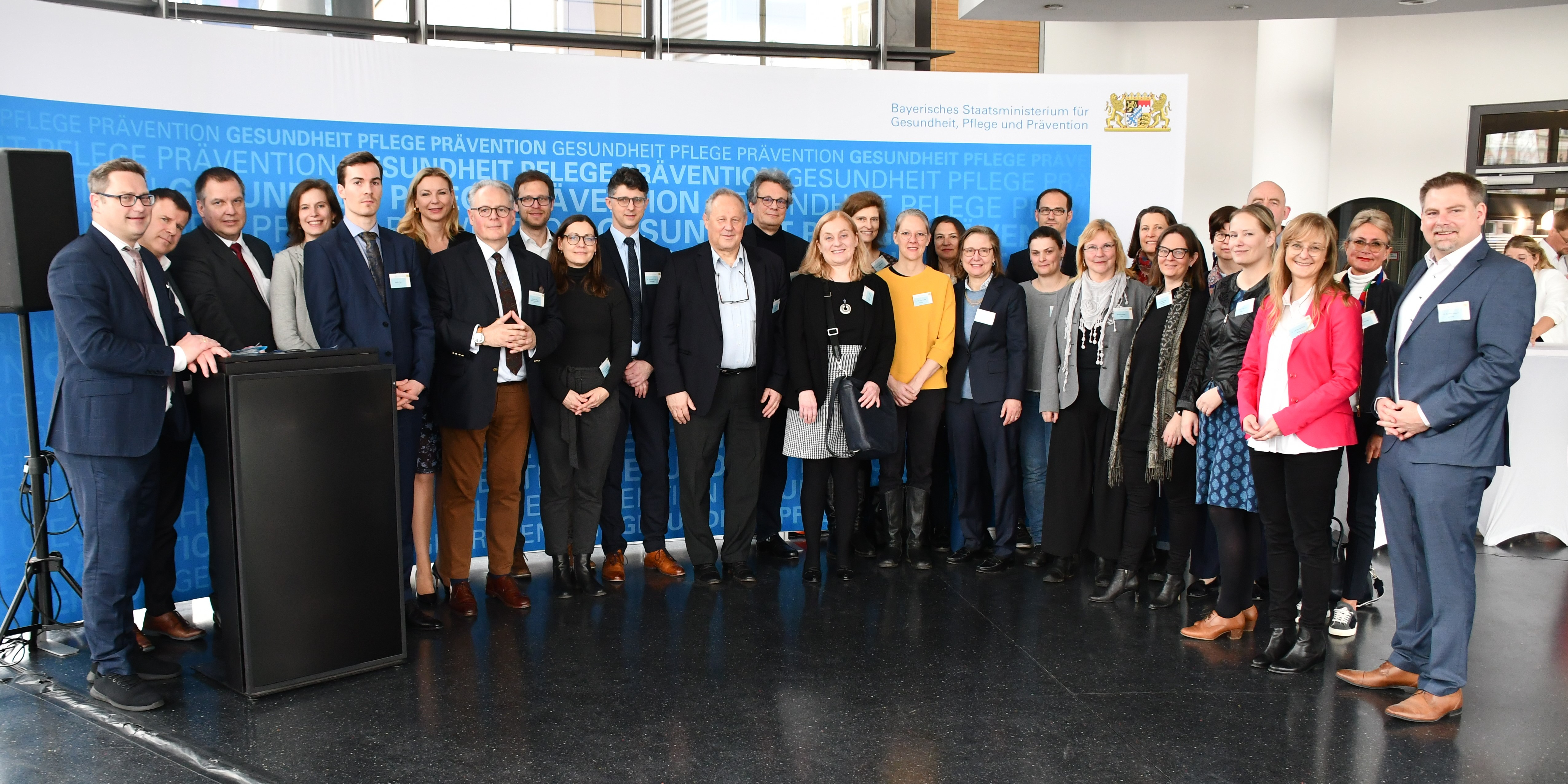 Die Mitglieder der LAGePH bei der konstituierenden Sitzung am 21.03.2024 (Quelle: StMGP / Dr. Harald Heckl)