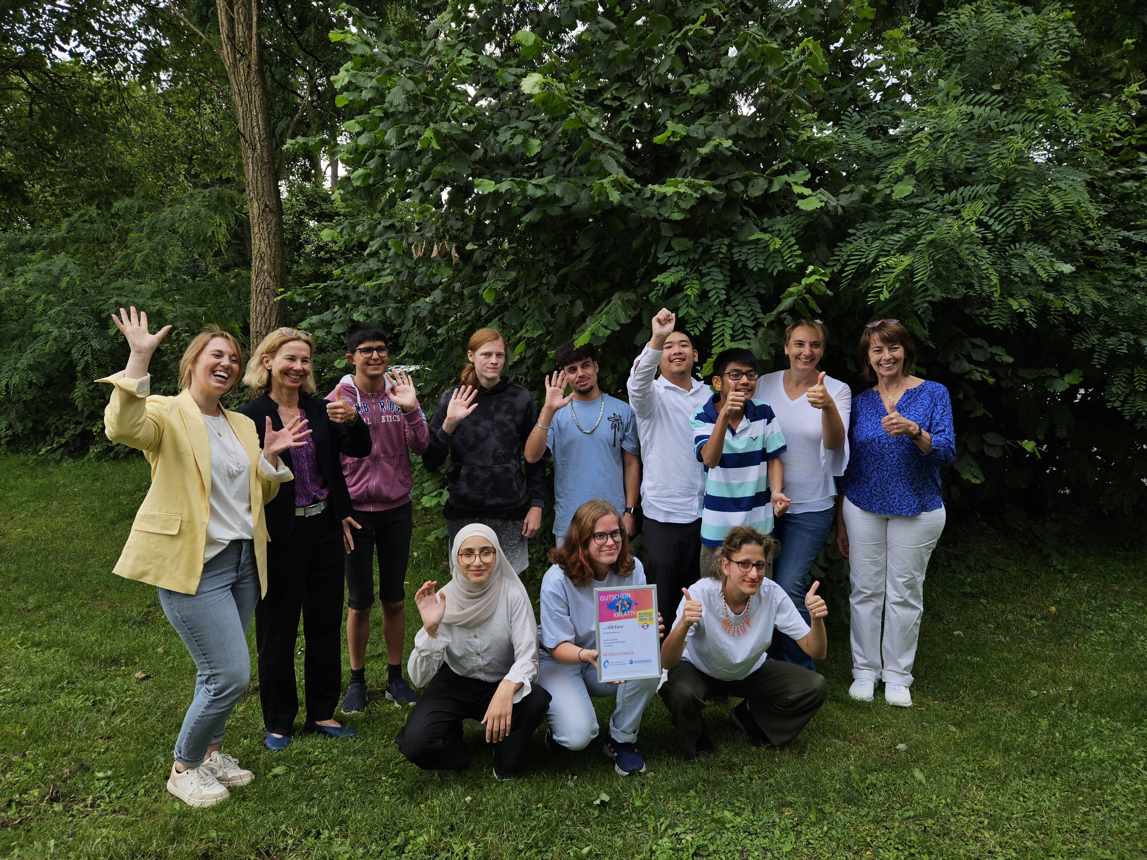 Die Klasse BS1 der Franz-von-Sales-Schule freut sich mit ihren Lehrkräften Kathrin weiß (links), Andrea Weiß (2. von rechts), Schulleiterin Brigitte Lang (rechts) und Dr. Ulla Verdugo-Raab (2. von links), LGL, über den Bundeskreativpreis des Nichtraucherwettbewerbs „Be Smart – Don’t Start“, Quelle: Petra Nelhübel, Dominikus-Ringeisen-Werk.