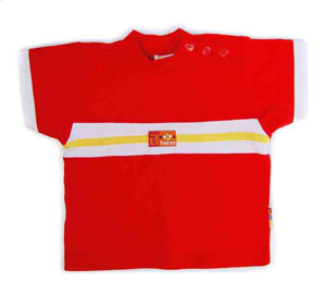 rotes Poloshirt mit breitem weißem Streifen auf Brusthöhe